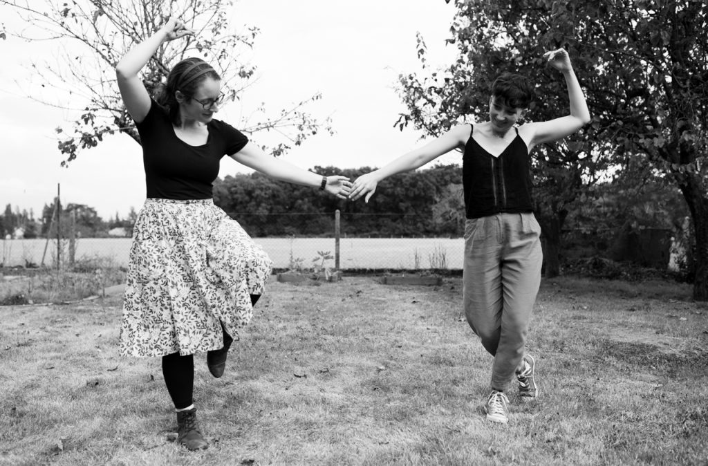 Léna (à gauche) et Nina (à droite) dansent le Lindy Hop.