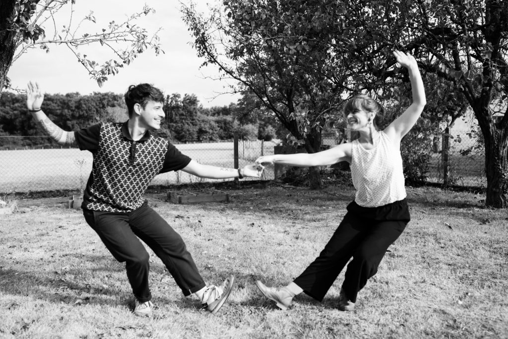 Micka (à gauche) et Aline (à droite) dansent le Lindy Hop.