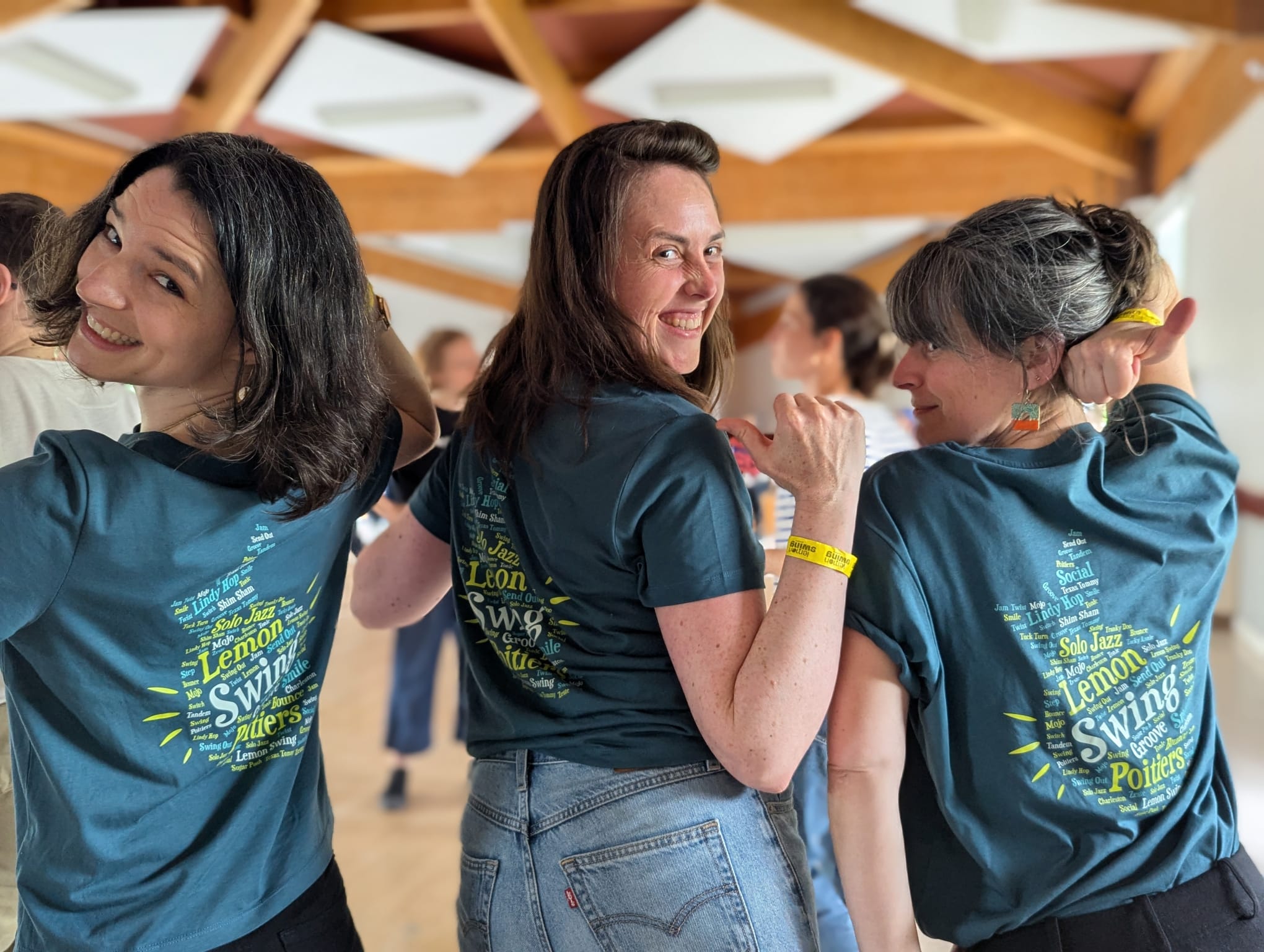 trois personnes posent avec trois-shirts identiques